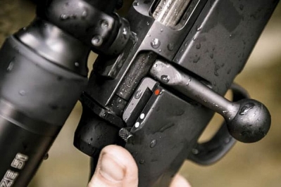 Mauser M18 on varustettu kolmiasentoisella varmistimella.
